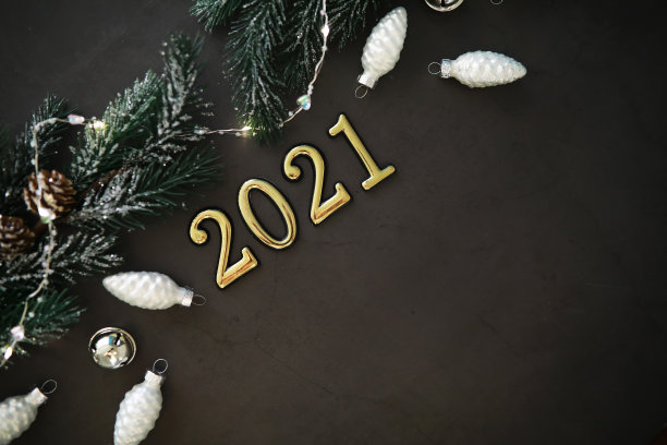 圣诞背景和数字2021与球。医用防护口罩。2021年新年即将到来。新年和冠状病毒的概念。副本的空间。图片下载