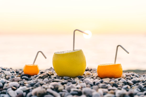 柑橘类水果与纸管日落背景图片下载