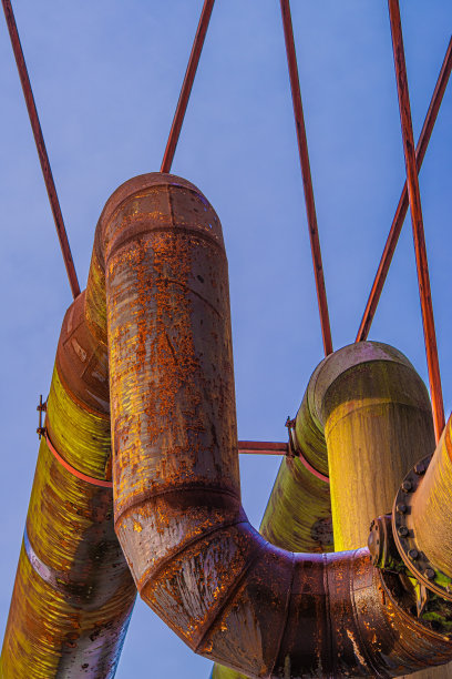 室外金属结构上生锈的煤气管的可怕景象图片下载