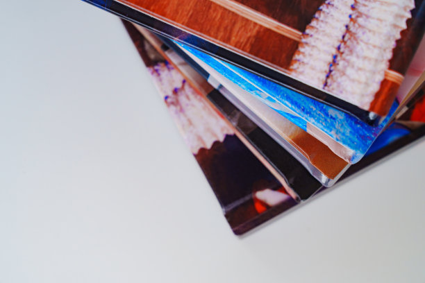 照片本摞在一张白色的桌子上。图片下载