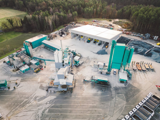 重型机械在建筑公司基地的地面上图片下载