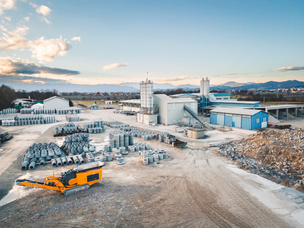 建筑公司工地露天存放大量建筑材料图片下载