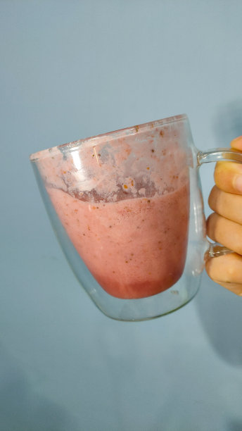 玻璃杯里有草莓奶昔。图片下载
