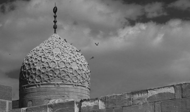 具有复杂细节建筑装饰的宏伟穹顶图片下载