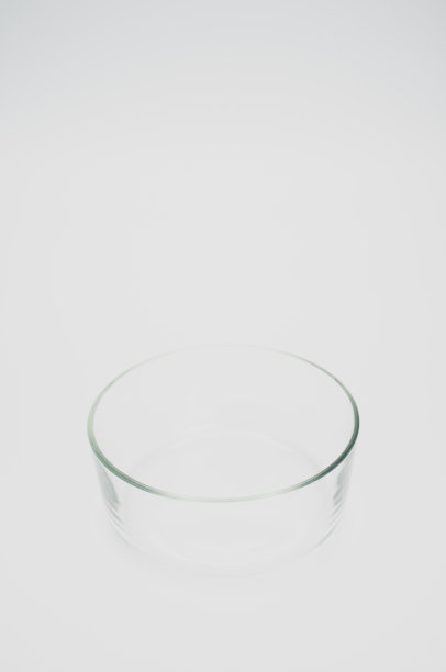 在白色背景上空干净的玻璃碗图片下载