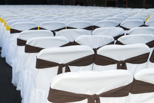 Covid - 19前的群众集会。危地马拉用蝴蝶结装饰的漂亮白色椅子。图片下载