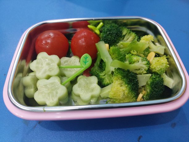 学校为孩子们准备的可爱健康午餐，有黄瓜和番茄等蔬菜图片下载