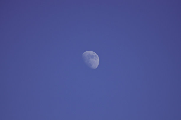 蓝色夜空中几乎看不见月亮的美丽照片图片下载