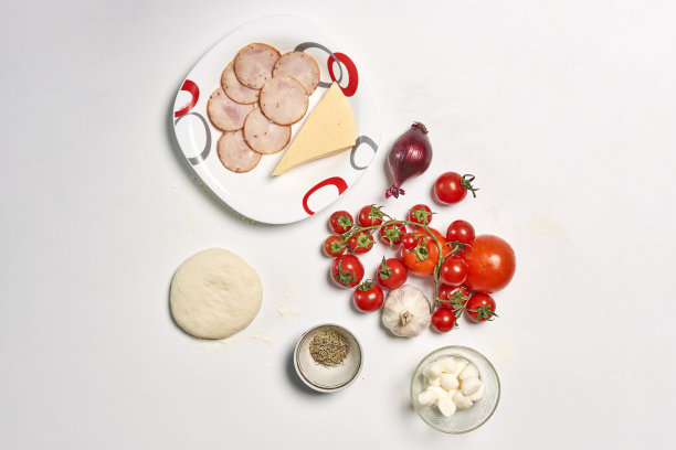 披萨配料孤立在白色背景的俯视图图片下载