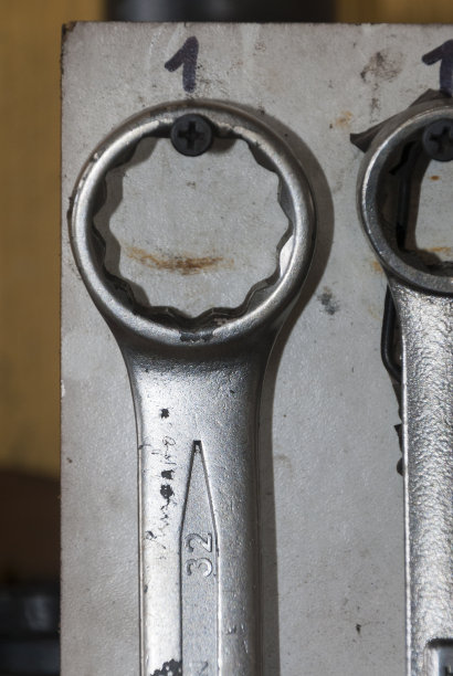 修理汽车发动机的机械扳手，机械，工作工具。图片下载