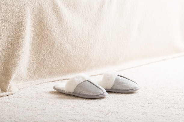 温暖的蓬松女拖鞋轻地毯在家里房间。特写镜头。侧视图。图片下载