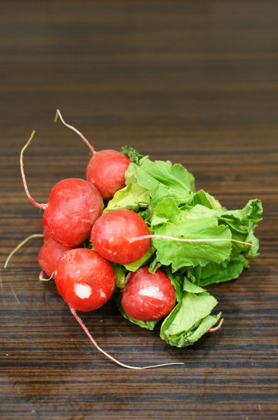 垂直拍摄萝卜在木桌上图片下载