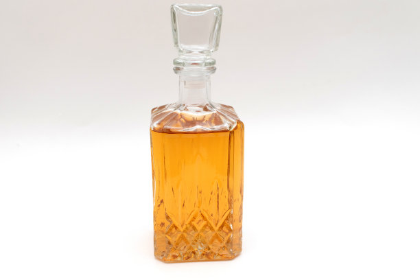 用玻璃瓶装的酒精饮料图片下载