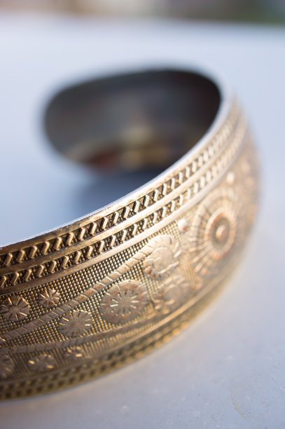 垂直拍摄的金属手镯与美丽的装饰图片下载