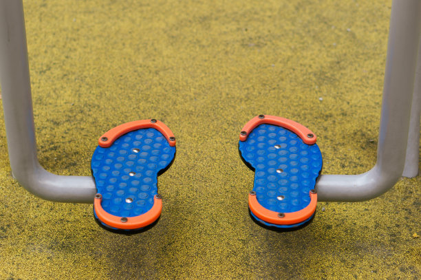 特写镜头的两个蓝色踏板的户外健身机图片下载