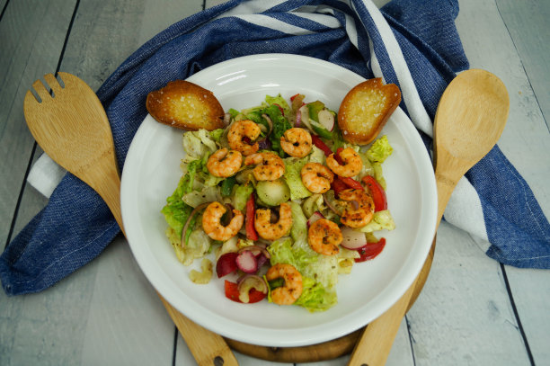 桌上盘子里食物的特写镜头图片下载