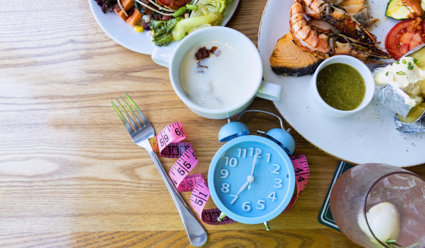蓝色闹钟与IF(间歇性禁食)16和8饮食规则和减肥理念。-饮食计划概念图片下载