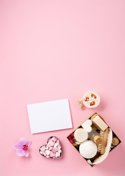 自然环保美容，护肤产品概念。零废物浴室，温泉配件在粉红色的背景。图片下载