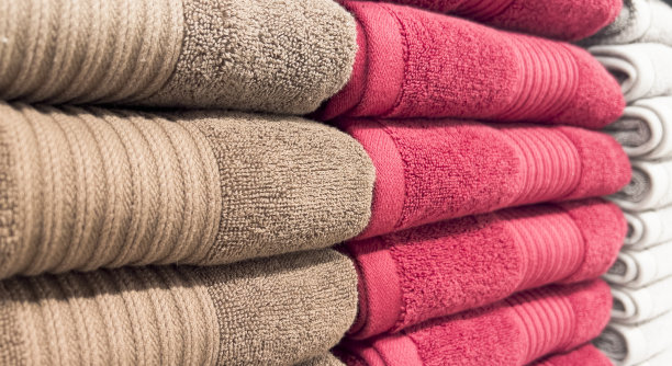 一叠彩色毛巾。崭新的蓬松毛巾。把彩色毛巾堆起来。叠彩色棉巾图片下载