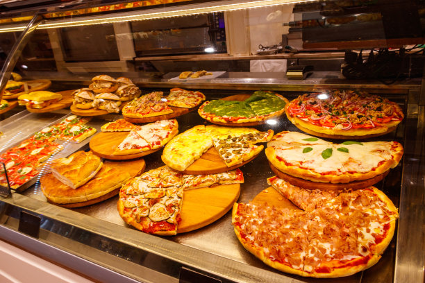 各式各样的意大利披萨在披萨店的橱窗图片下载
