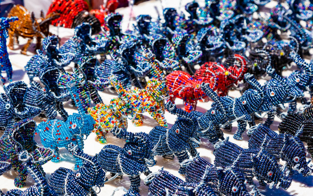 由珠子和金属丝制成的非洲动物古玩图片下载