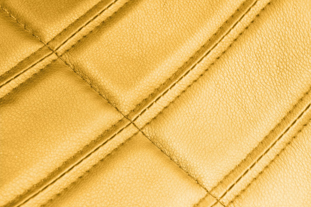 车内棕色皮革内饰。部分橙色穿孔真皮汽车座椅细节与白色拼接。名车内饰。舒适的穿孔皮革座椅。穿孔皮革。图片下载