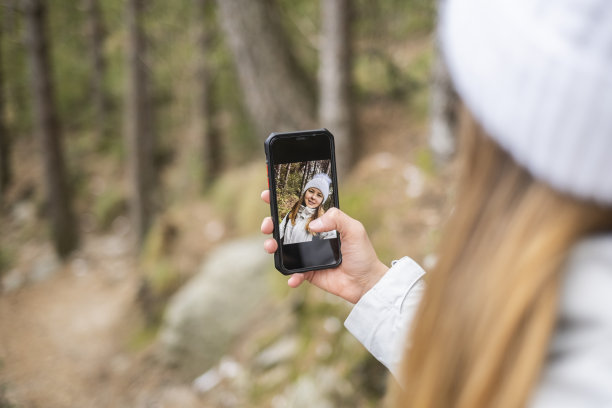 穿过森林的小路图片下载