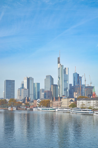 在一个阳光明媚的早晨，法兰克福的天际线。图片下载