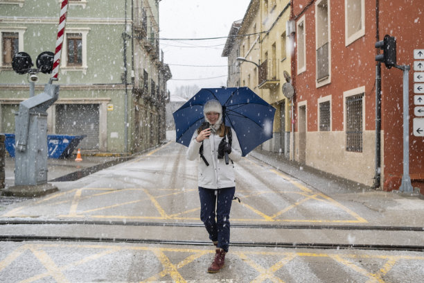 打着伞走路图片下载