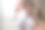 一个脸上涂着厚厚的剃须泡沫的成熟男人在浴室里刮胡子。护肤卫生图片下载