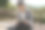 男子在户外使用平板电脑图片下载