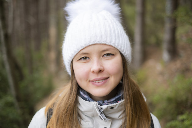 穿过森林的小路图片下载