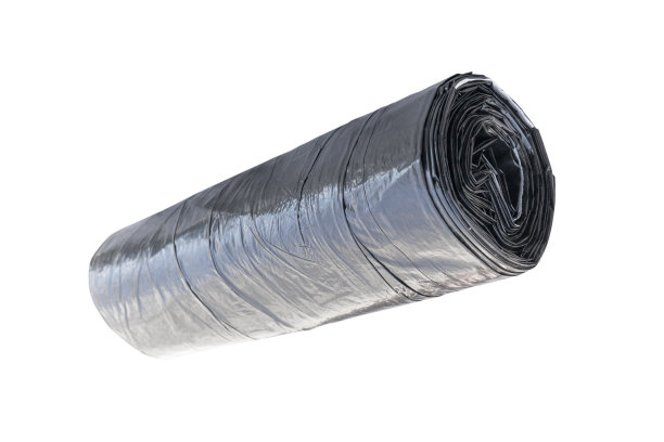 黑色回收卷的垃圾袋隔离在白色背景与复制空间。一卷垃圾袋特写图片下载
