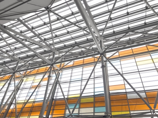 工业建筑吊顶采用长条形照明和通风系统。展览大厅。吊顶工厂施工图片下载