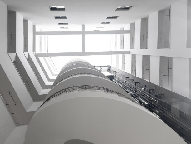 螺旋楼梯低角度视图。建筑内部。图片下载