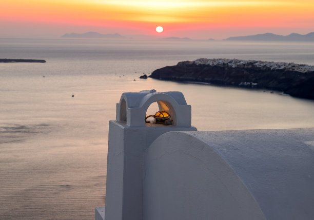 希腊基克拉迪斯岛，圣托里尼岛伊梅洛维里，夕阳下的白色房屋图片下载