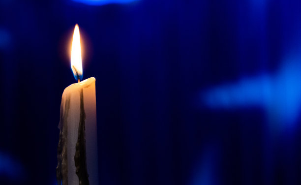 燃烧的蜡烛与深蓝色的背景图片下载