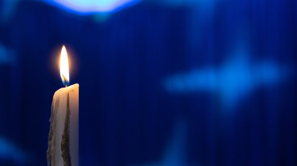 燃烧的蜡烛与深蓝色的背景图片下载