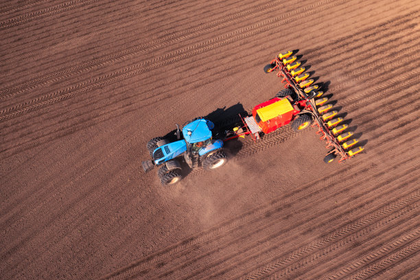 拖拉机与播种机现场无人机视图图片下载