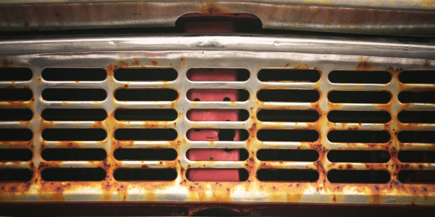 生锈的金属复古汽车前格栅近距离观看图片下载