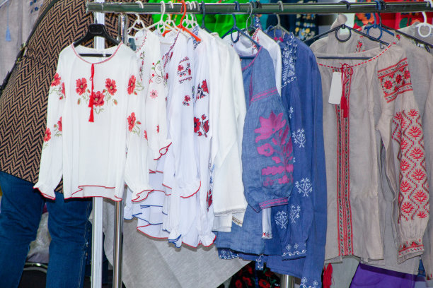 Vyshyvanka是乌克兰传统民族服饰。一套不同的刺绣衬衫。图片下载