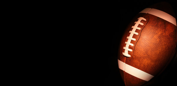 美式足球的黑色背景球。美国的游戏。副本的空间。图片下载