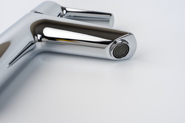 白色背景上崭新闪亮的水槽龙头。水槽混合器图片下载