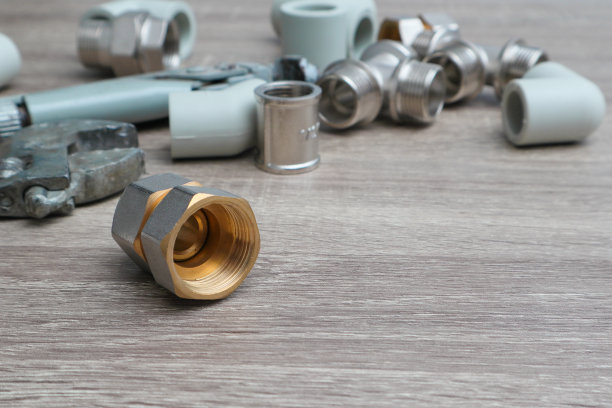 管道配件，铅垂可调扳手，木制背景配件的管道概念集。带有复制空间的管道工具和设备图片下载