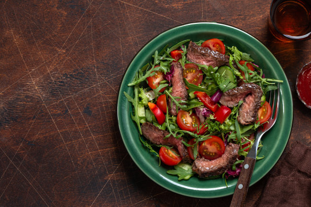 牛排和蔬菜沙拉图片下载