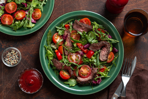 牛排和蔬菜沙拉图片下载