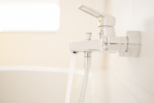 明亮的浴室里水龙头的流水声图片下载