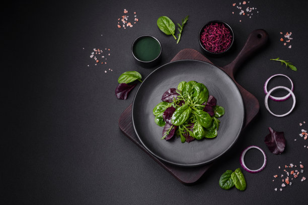 新鲜美味的沙拉由菠菜、甜菜、菊苣、红图和牛血组成图片下载