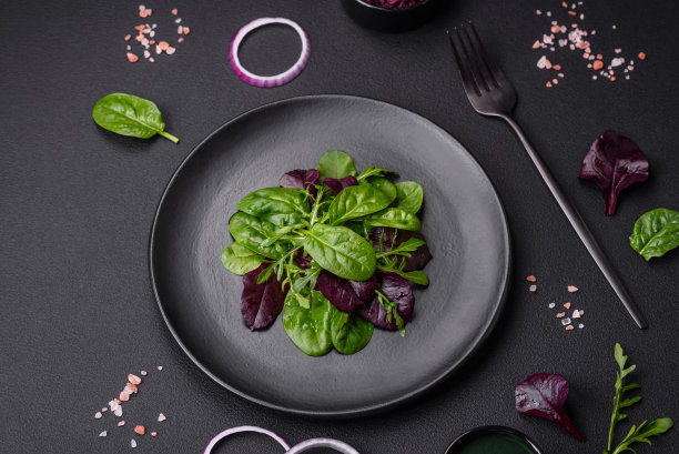 新鲜美味的沙拉由菠菜、甜菜、菊苣、红图和牛血组成图片下载