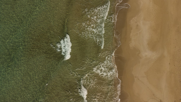 美丽的沙滩和碧绿的海水与轻浪图片下载